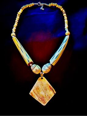 New Handcrafted Wooden Pendant Necklace in Natural Tan Wood-Amazing